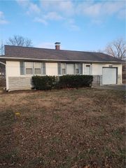 2304 NE Pursell Road, Gladstone, MO 64118