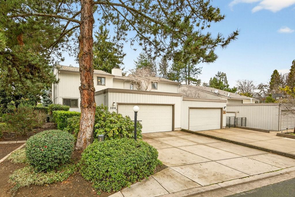 206 Mount Echo Drive, Medford, OR 97504