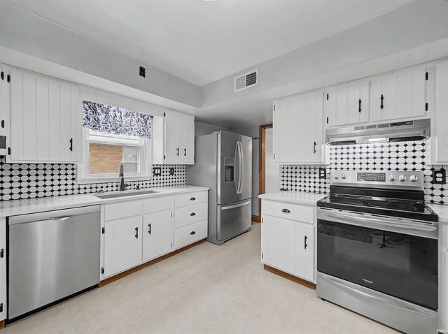 2700 Vogel Road, Evansville, IN 47711