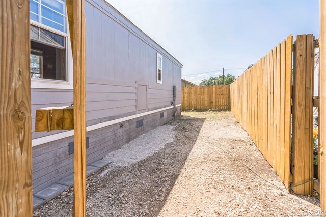 2046 Dry Creek, Canyon Lake, TX 78133