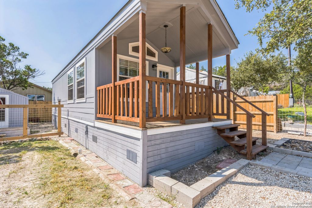 2046 Dry Creek, Canyon Lake, TX 78133