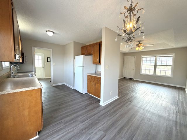 935 Lindsey Dr, Clarksville, TN 37042