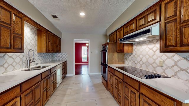 6851 Shorecrest Court, Fort Worth, TX 76132