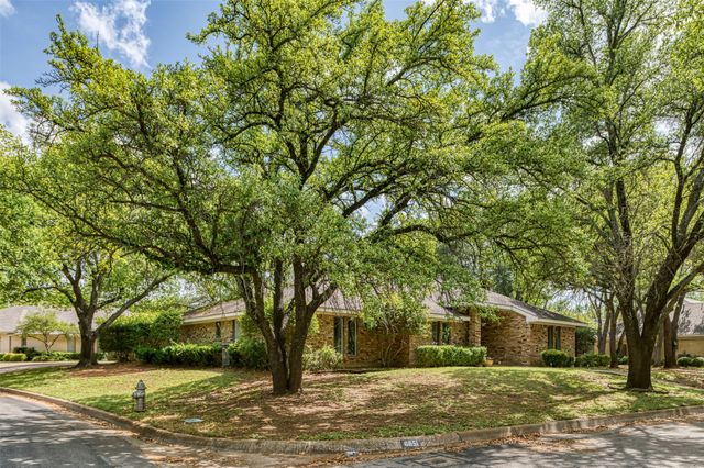 6851 Shorecrest Court, Fort Worth, TX 76132