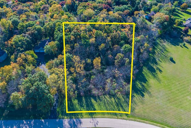 705 Indian Trce, Woodstock, IL 60098