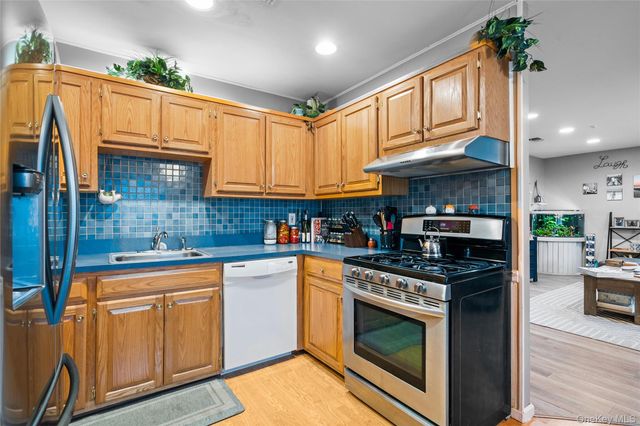 617 Lake Court 617, Middle Island, NY 11953