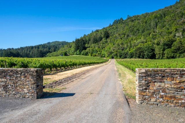 7596 Sonoma Mountain Rd, Glen Ellen, CA 95442