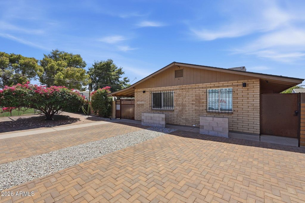 Image 3 of property listing at 4514 N 14TH Place, Phoenix, AZ 85014