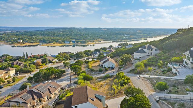 408 Rogart DR, Spicewood, TX 78669