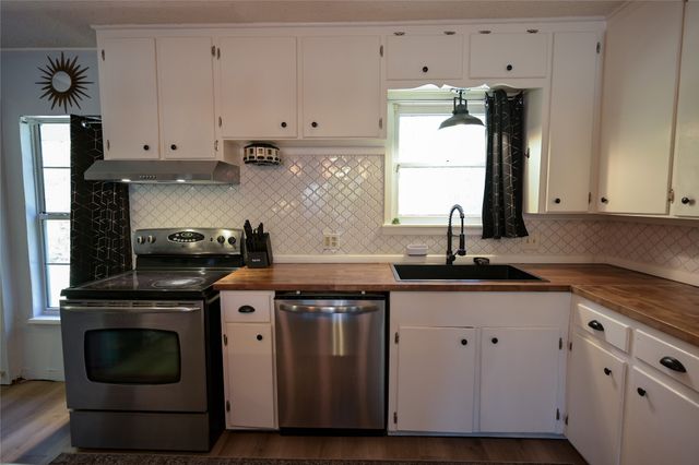 516 Renfro Street, Burleson, TX 76028