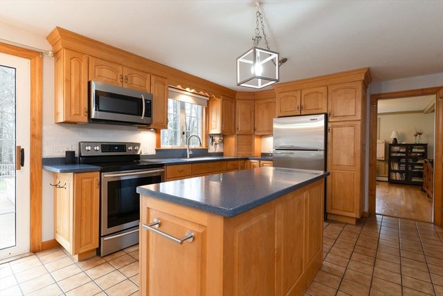 110 Dennison Hill Rd, Southbridge, MA 01550