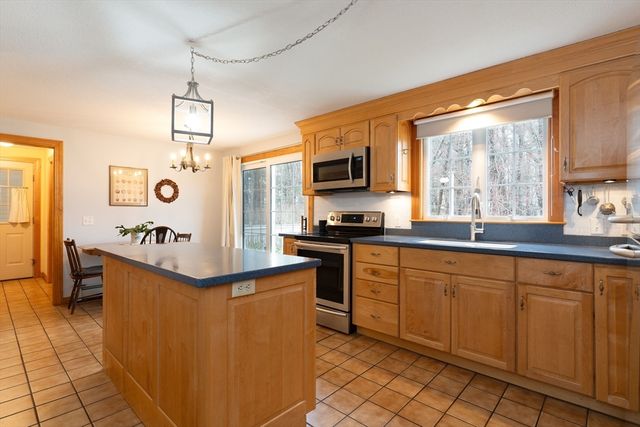 110 Dennison Hill Rd, Southbridge, MA 01550