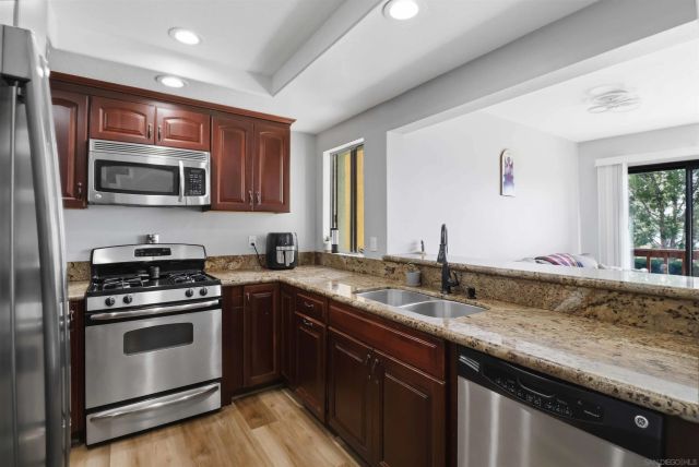 6862 Camino Berdecio, San Diego, CA 92111