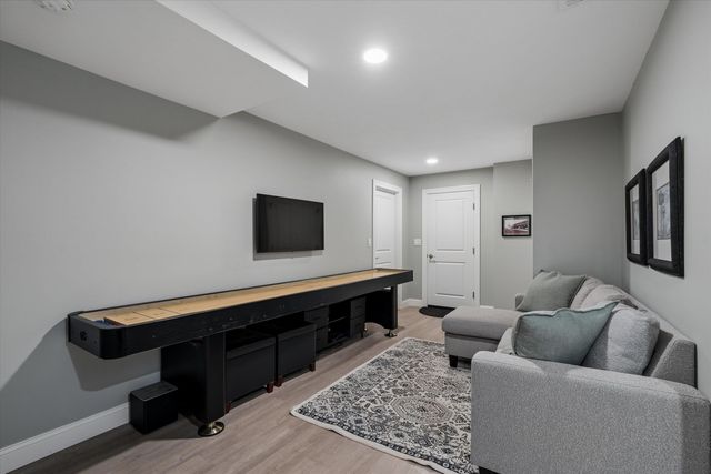 27 Scenic Drive, Manchester, NH 03104