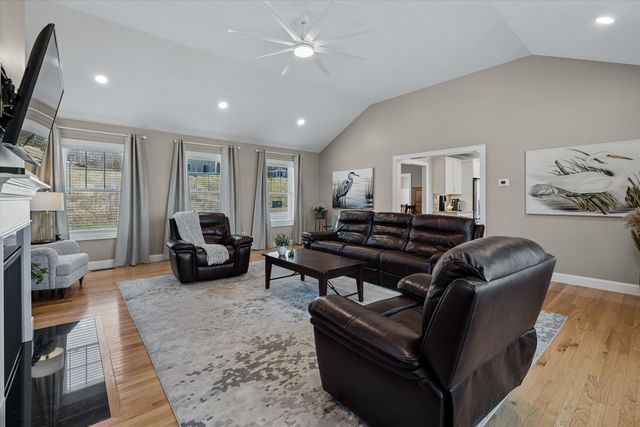 27 Scenic Drive, Manchester, NH 03104