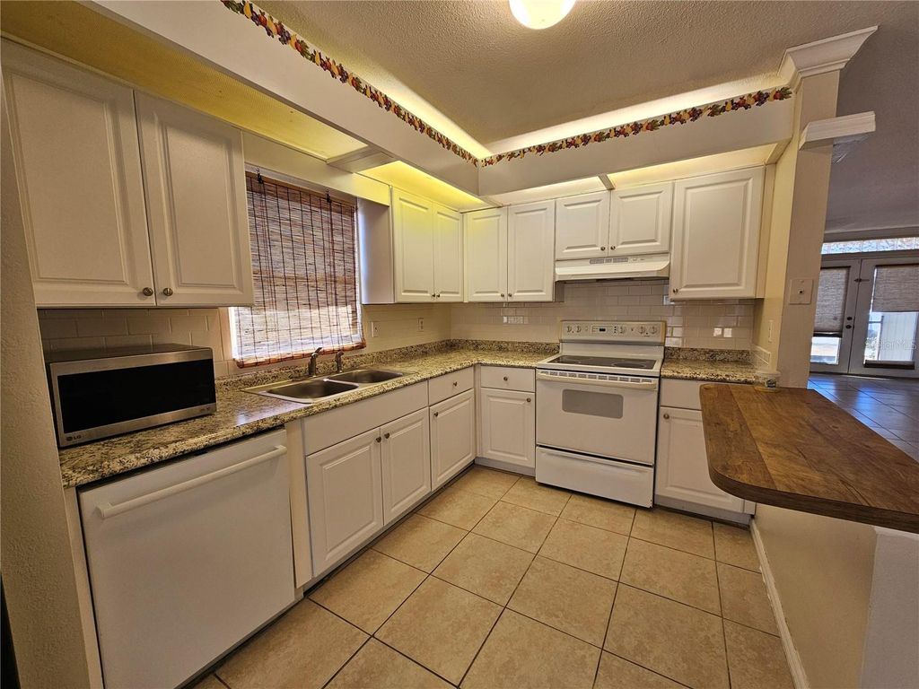 Image 15 of property listing at 1011 BACON AVENUE, Sarasota, FL 34232