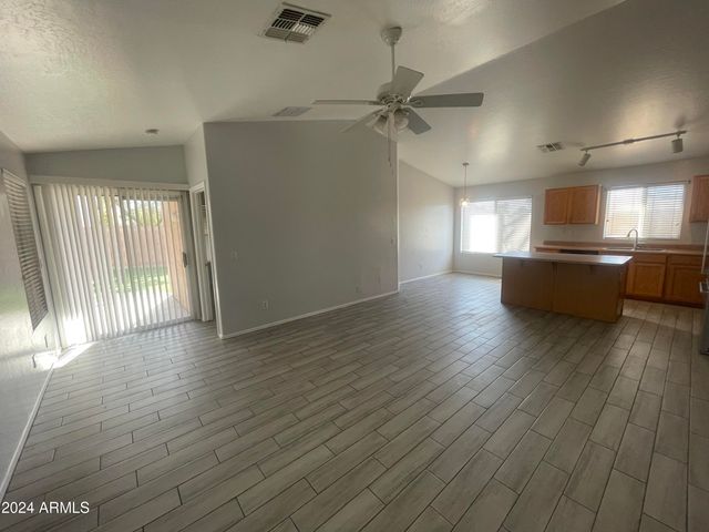 3201 E KERRY Lane, Phoenix, AZ 85050