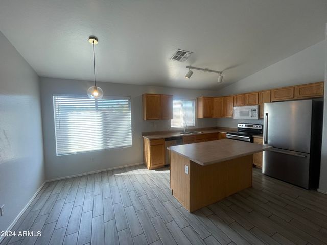 3201 E KERRY Lane, Phoenix, AZ 85050