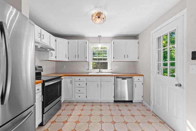 27 Westdale Ave, Seekonk, MA 02771