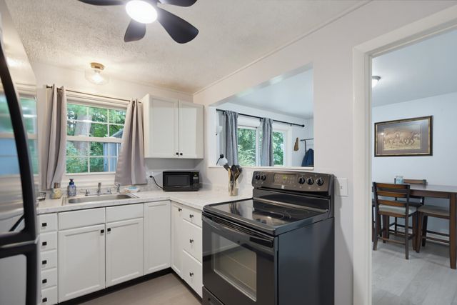10 Woodburn Dr Apt C, Litchfield, NH 03052