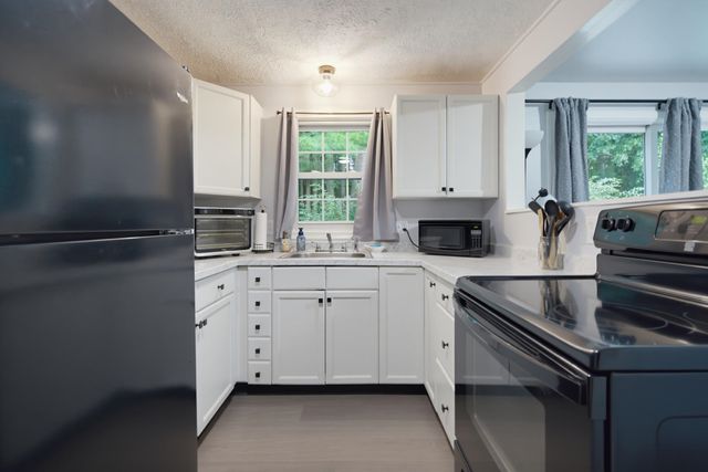 10 Woodburn Dr Apt C, Litchfield, NH 03052
