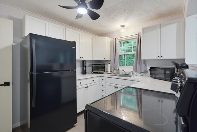 10 Woodburn Dr Apt C, Litchfield, NH 03052