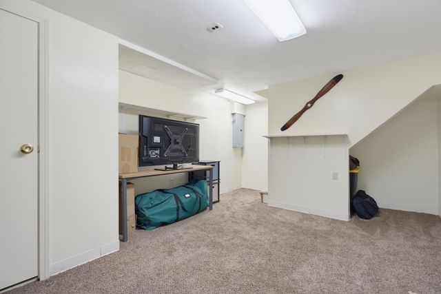 10 Woodburn Dr Apt C, Litchfield, NH 03052