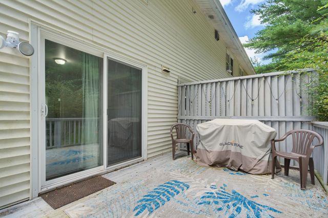 10 Woodburn Dr Apt C, Litchfield, NH 03052