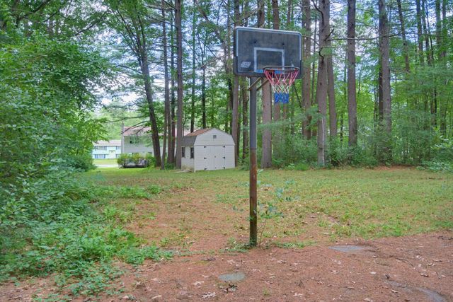 10 Woodburn Dr Apt C, Litchfield, NH 03052