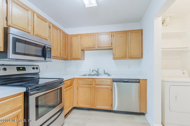 563 STAFFORDSHIRE Drive E, Jacksonville, FL 32225