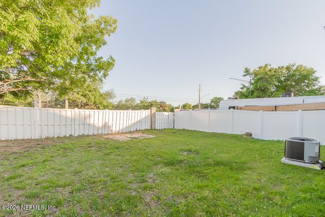 563 STAFFORDSHIRE Drive E, Jacksonville, FL 32225