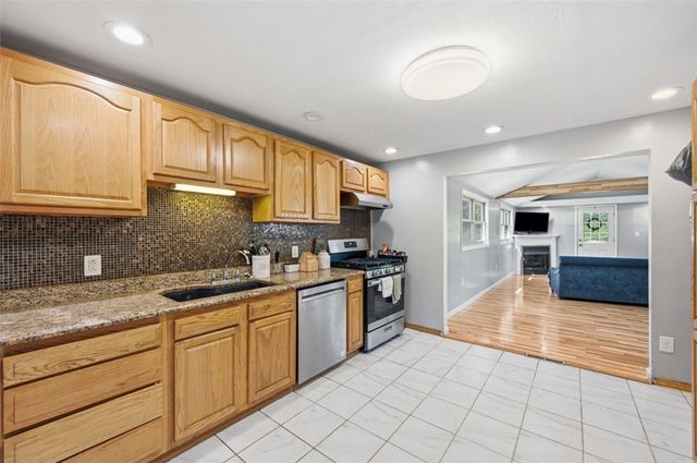110 Crescent Garden Dr, Penn Hills, PA 15235