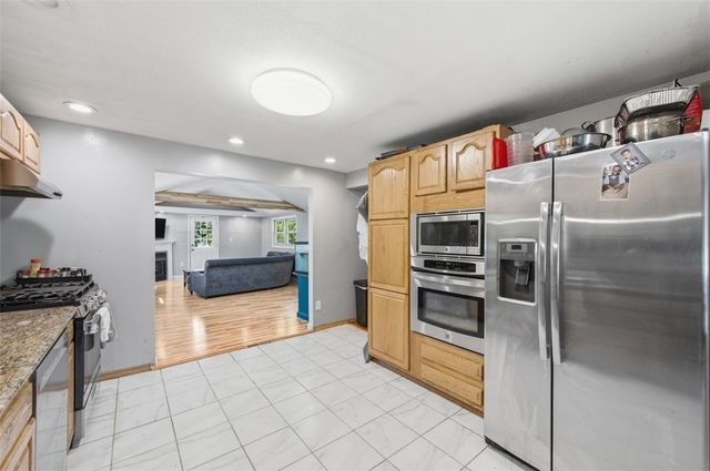 110 Crescent Garden Dr, Penn Hills, PA 15235
