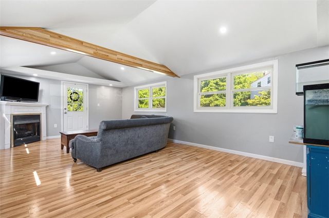 110 Crescent Garden Dr, Penn Hills, PA 15235