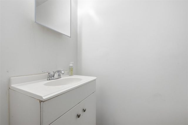 110 Crescent Garden Dr, Penn Hills, PA 15235