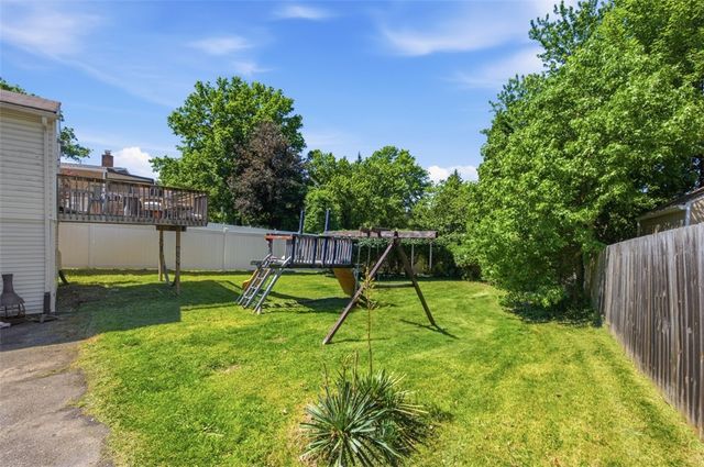 110 Crescent Garden Dr, Penn Hills, PA 15235