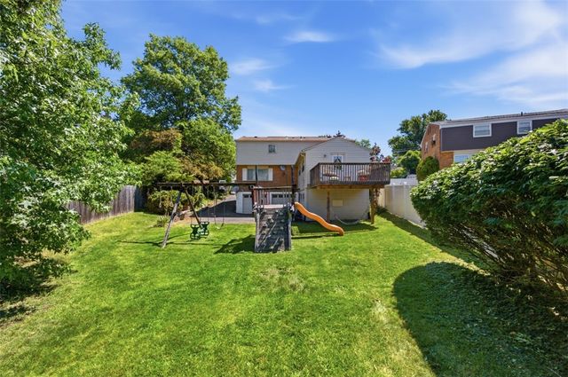 110 Crescent Garden Dr, Penn Hills, PA 15235