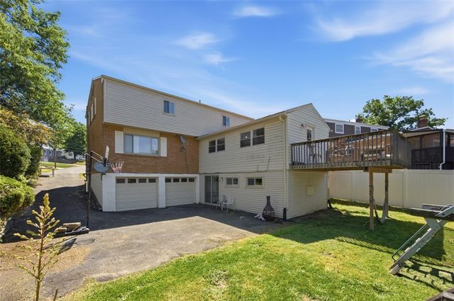 110 Crescent Garden Dr, Penn Hills, PA 15235