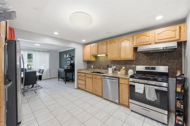 110 Crescent Garden Dr, Penn Hills, PA 15235