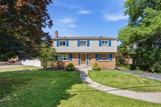 110 Crescent Garden Dr, Penn Hills, PA 15235