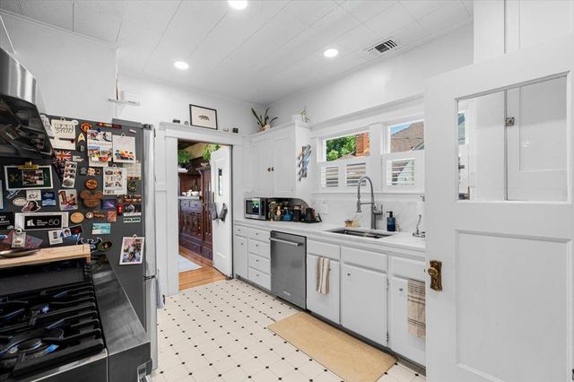 2032 Castro Way, Sacramento, CA 95818