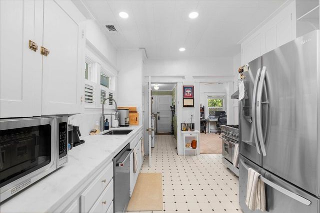 2032 Castro Way, Sacramento, CA 95818