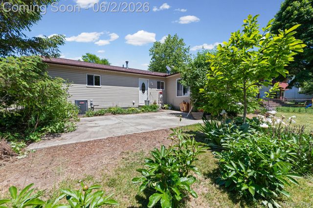 315 Airport Drive, Holly Village, MI 48442