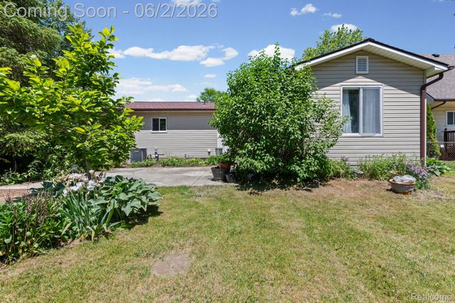 315 Airport Drive, Holly Village, MI 48442