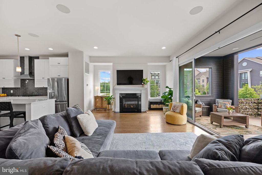 20305 SAVIN HILL DR, Ashburn, VA 20147