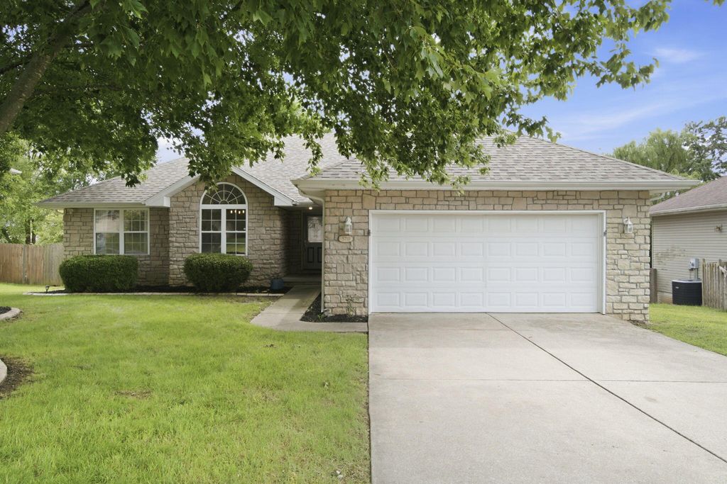 5710 S Wedgewood Avenue, Springfield, MO 65810