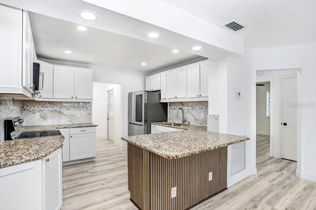 906 WOODLAWN AVENUE, Plant City, FL 33563