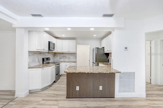 906 WOODLAWN AVENUE, Plant City, FL 33563