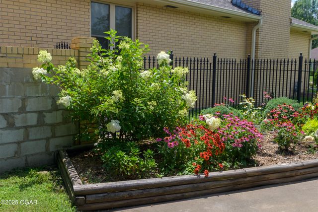 2005 Laura Ln, Joplin, MO 64801