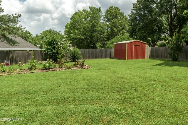 2005 Laura Ln, Joplin, MO 64801